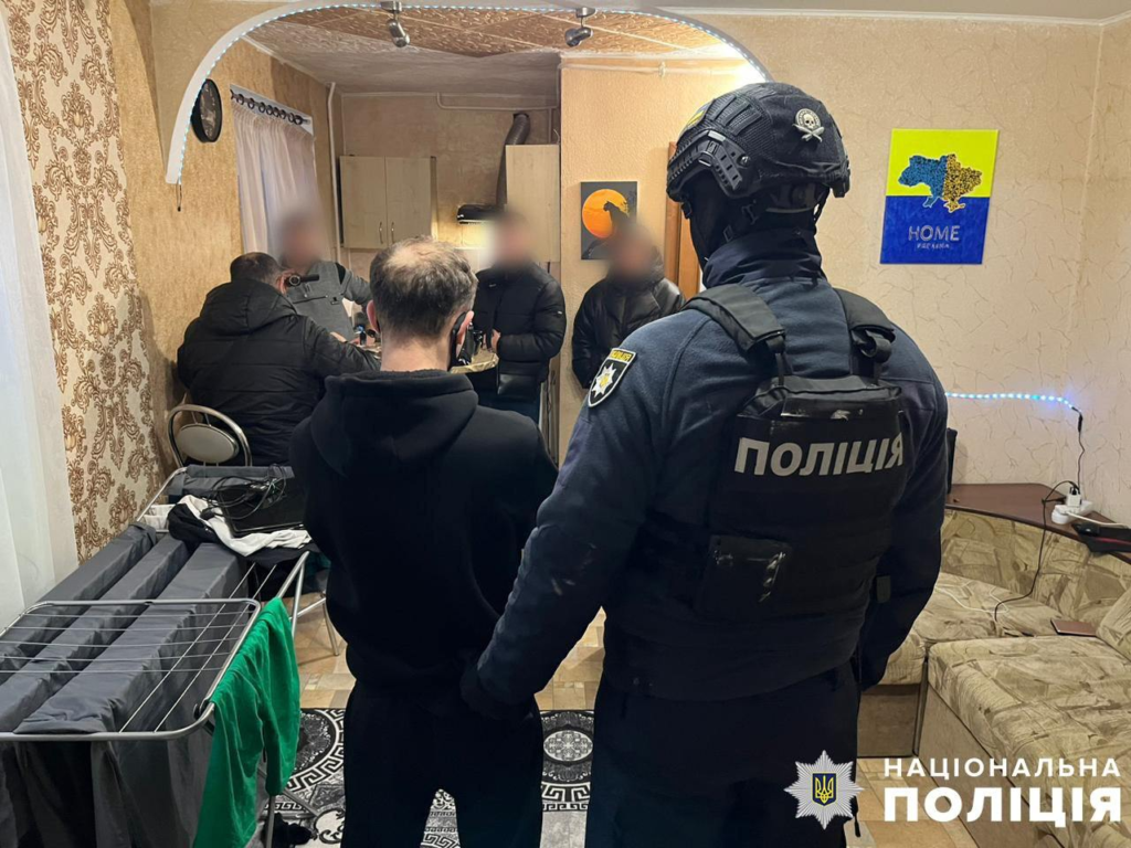 Понад пів мільйона гривень збитків: кіберполіцейські Дніпропетровщини затримали зловмисників, які привласнювали фінансові номери українців